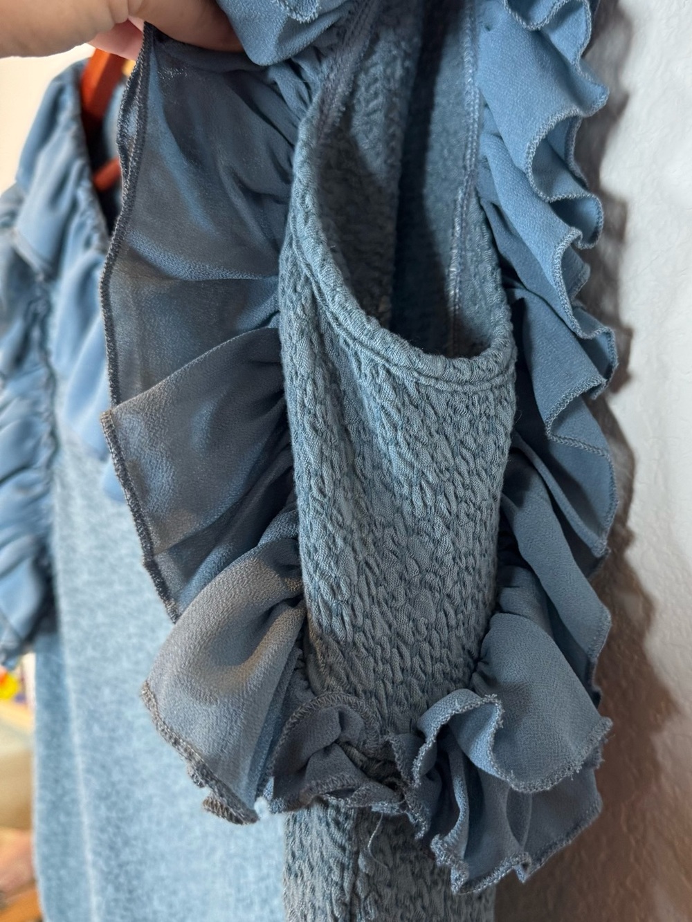 GiGio USA Women’s Blue Texture Knit Ruffle V-Neck Sleeveless Blouse Size Large - Picture 3 of 12